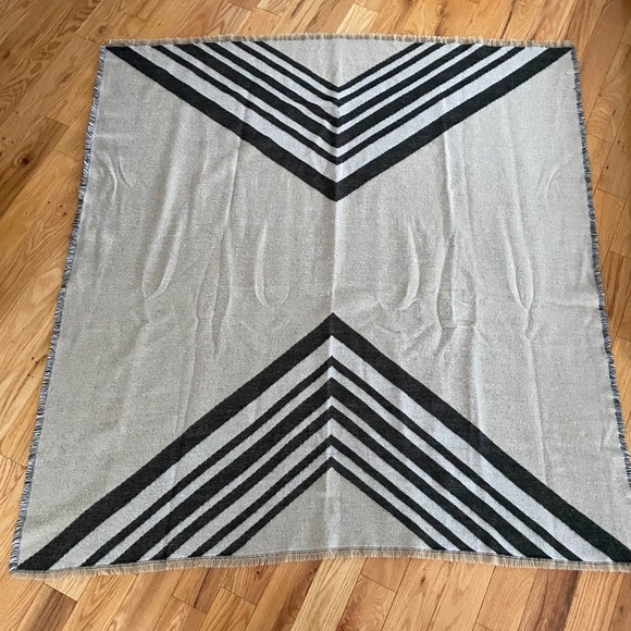 Huge Zara fringed scarf/shawl - Picture 3 of 4